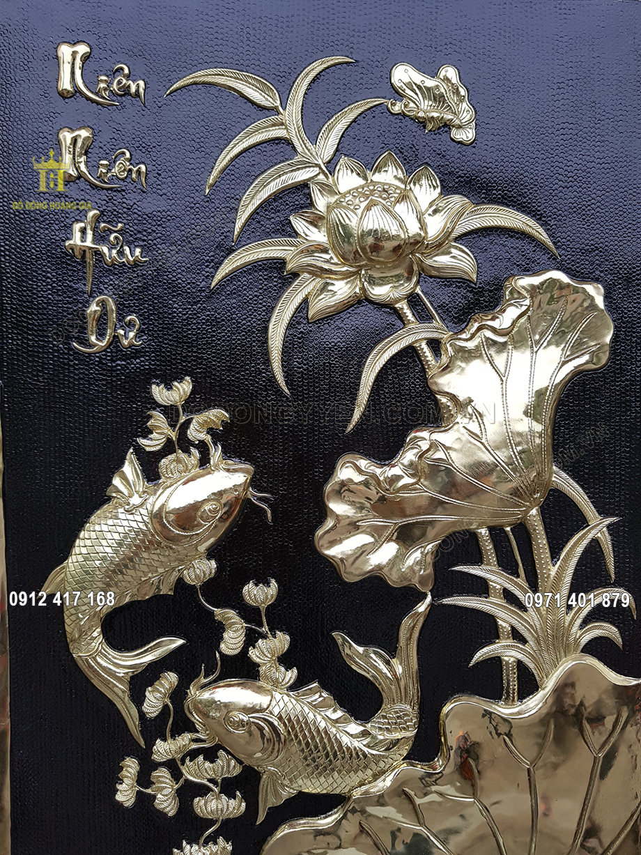 Nổi bật tr&ecirc;n nền đen, h&igrave;nh ảnh đ&ocirc;i c&aacute; được chạm th&uacute;c v&ocirc; c&ugrave;ng sinh động v&agrave; sắc n&eacute;t